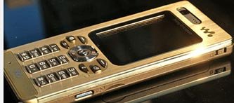 К мобильному телефону Sony Ericsson W880i "довесили" 18 карат золота