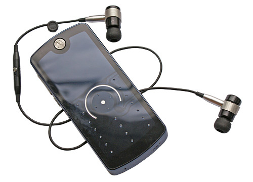 Bluetooth-гарнитура Sony Ericsson HBH-IS800 с телефоном Motorola ROKR E8