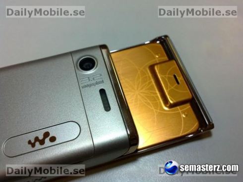 Sony Ericsson W595 в золотом