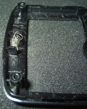 Пружинка внутри корпуса телефона Sony Ericsson K750i