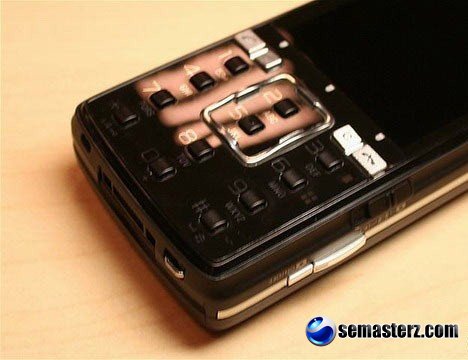 Полностью черный Sony Ericsson K850i