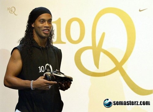 Трюки Ronaldinho с мини мячём (176x144)