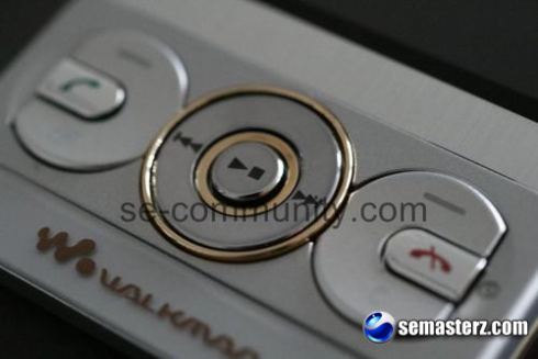 Sony Ericsson W705 вживую