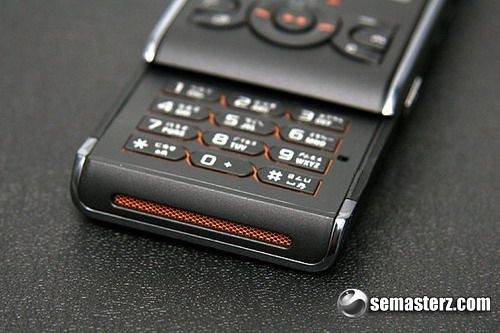 Sony Ericsson W595 будет выпущен в черном