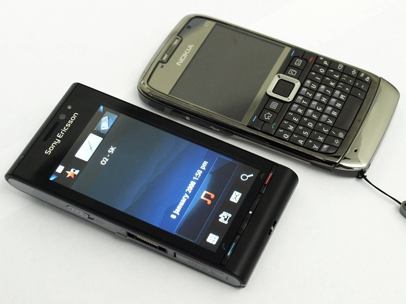 Sony Ericsson Idou и Nokia E71