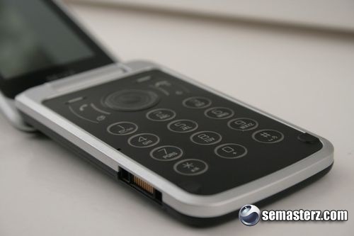 Sony Ericsson T707 появился «вживую»