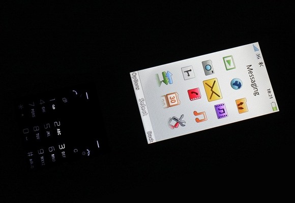Фото топового 8-МП игрового телефона Sony Ericsson Aino