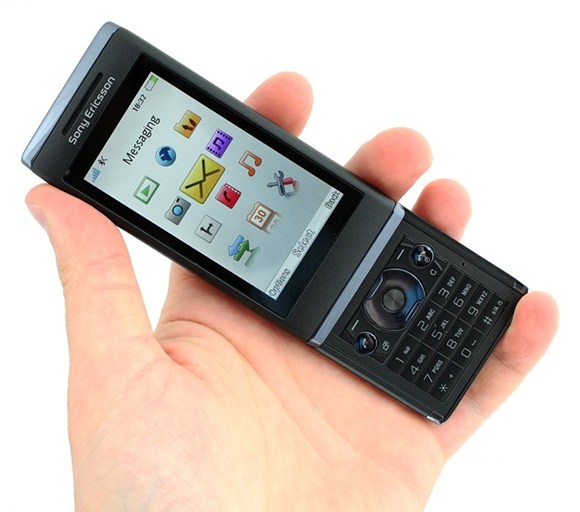 Фото топового 8-МП игрового телефона Sony Ericsson Aino