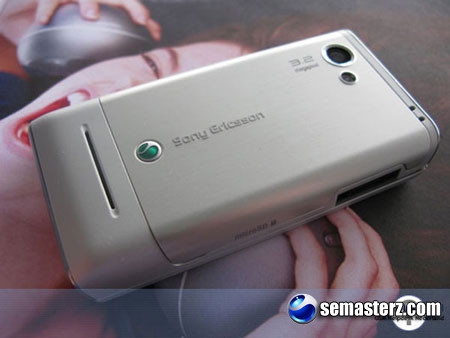 Анонсирован слайдер Sony Ericsson T715, «живые» фото
