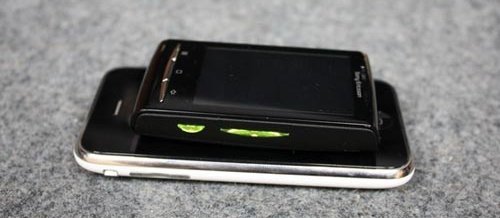 Sony Ericsson Robyn на фото рядом с Apple iPhone