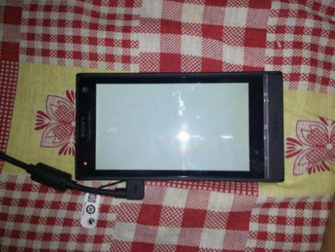 На экранах некоторых Sony Xperia S замечены желтые пятна