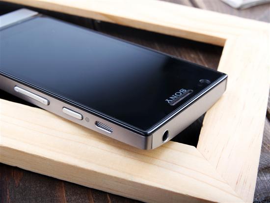 Верхний торец смартфона Sony Xperia P
